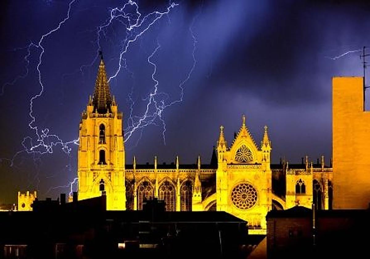 Imagen nocturna de una tormenta veraniega en León.