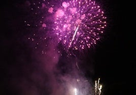El color púrpura fue uno de los protagonistas de la noche de pirotecnia