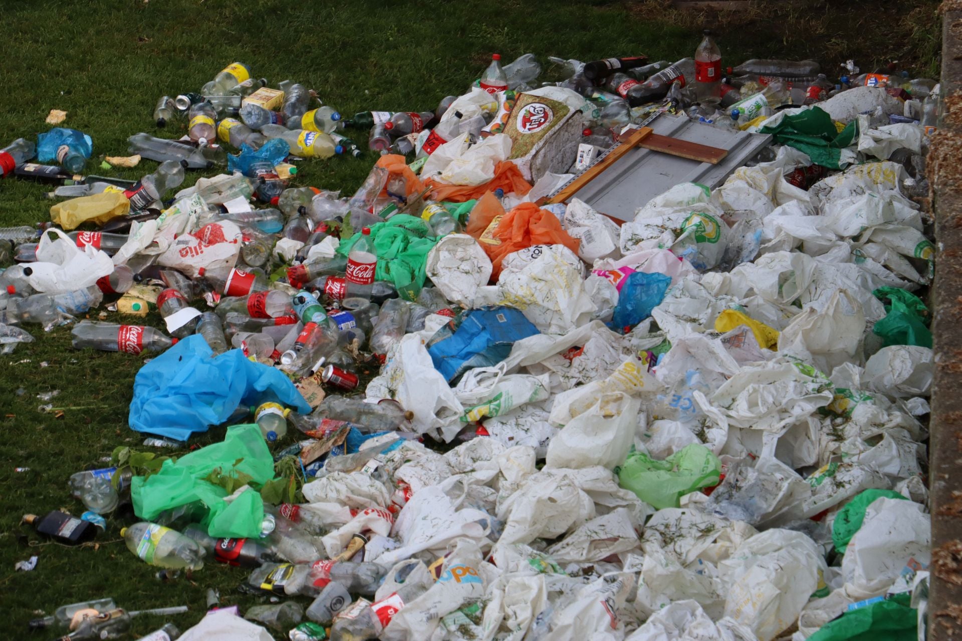 Las imágenes de la resaca de la noche de San Juan