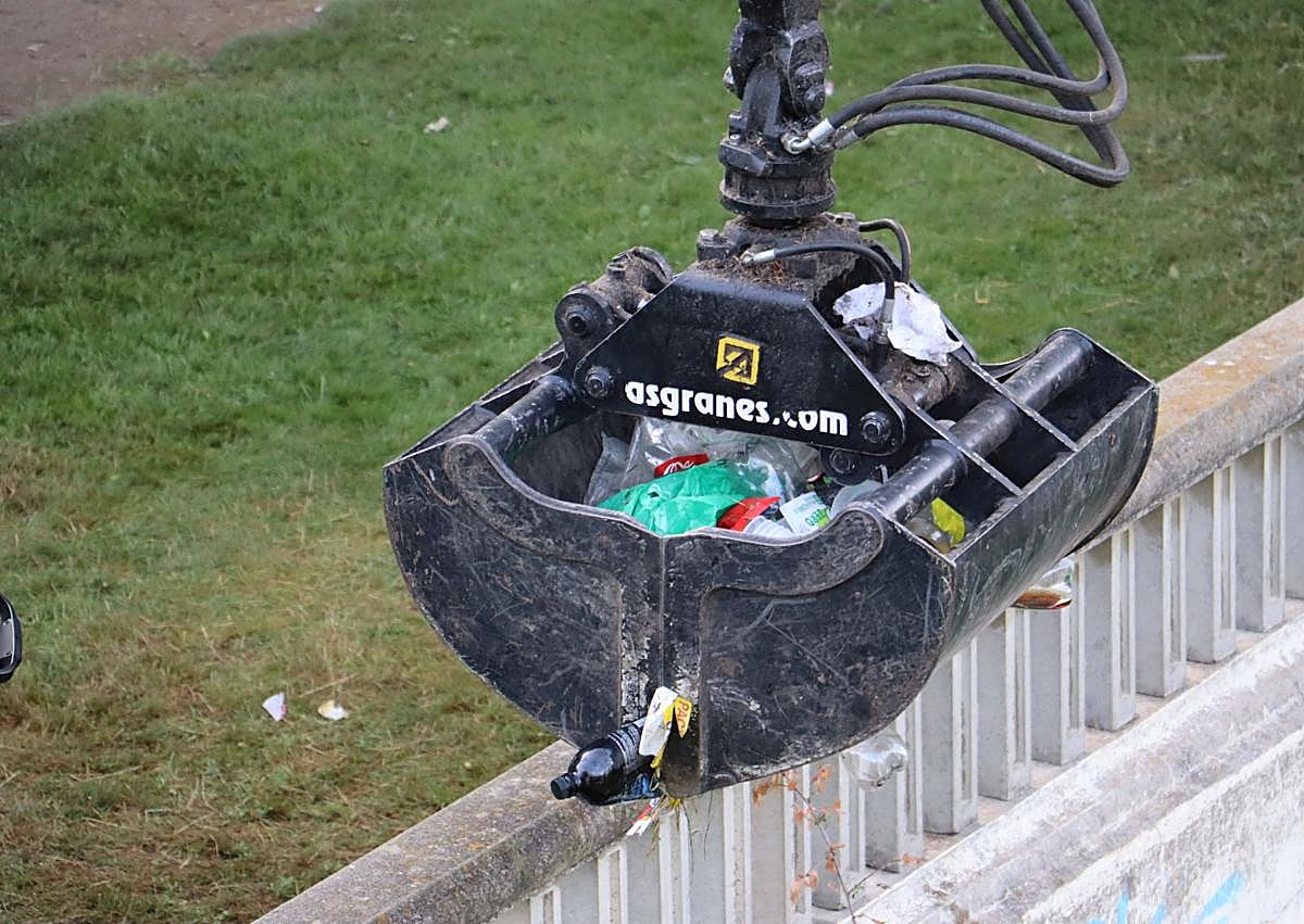 Imagen secundaria 1 - La lluvia no ahoga el macrobotellón de la noche de San Juan a orillas del Bernesga