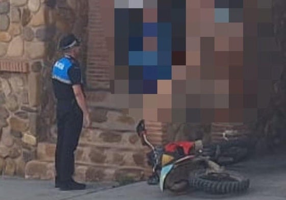 Un agente con el ciclomotor robado.