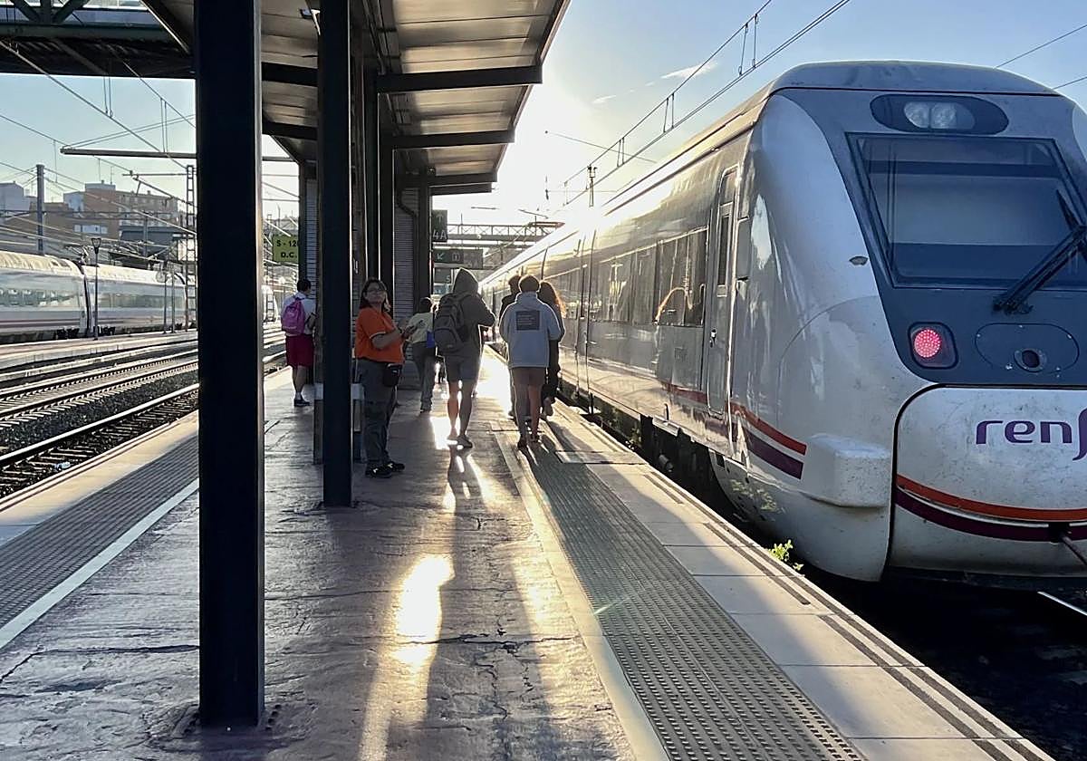 Un tren en el andén de la estación Campo Grande.