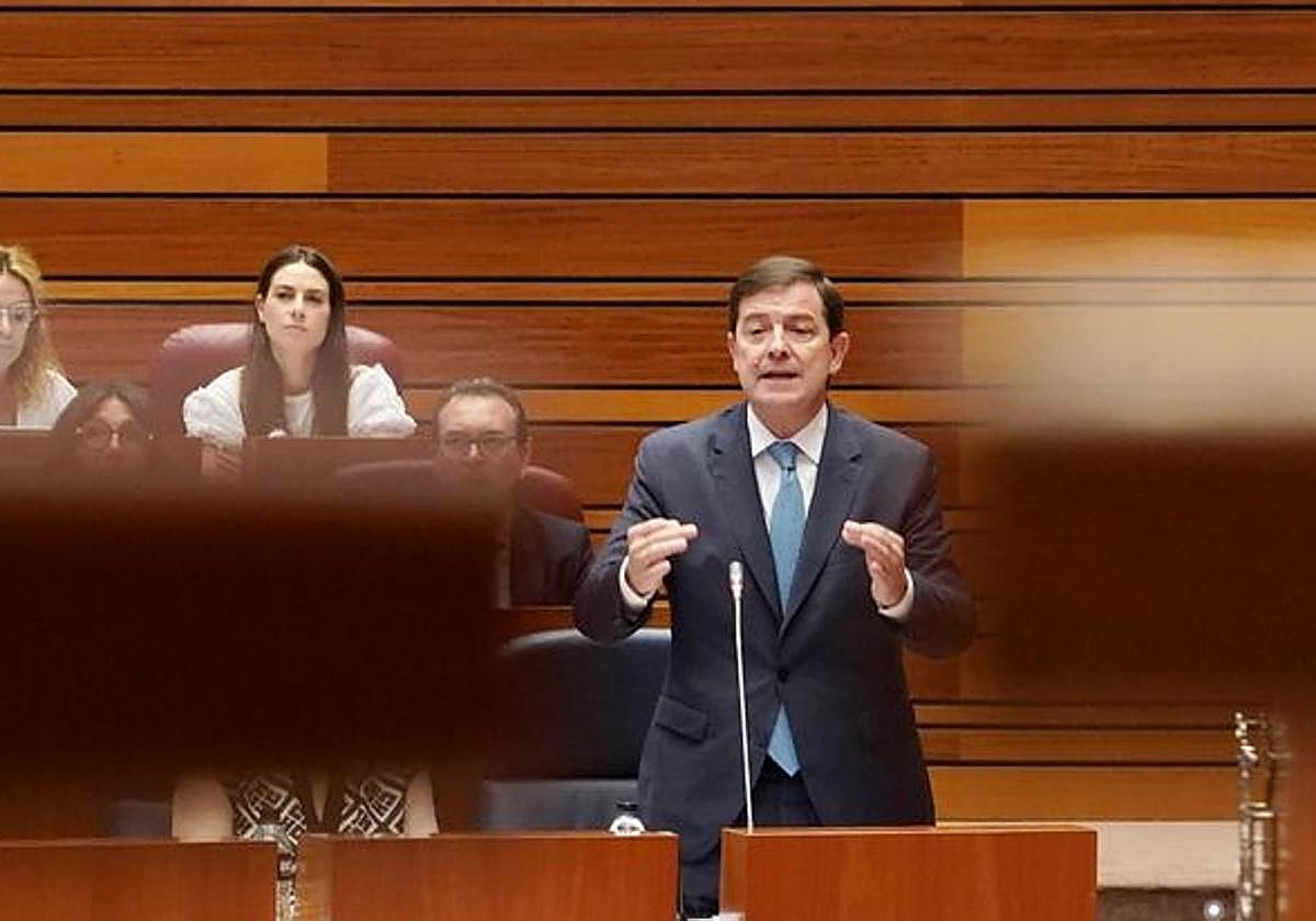 Intervención del presidente de la Junta Alfonso Fernández Mañueco en el Pleno de las Cortes. En la imagen el presidente contesta al portavoz de Vox David Hierro.