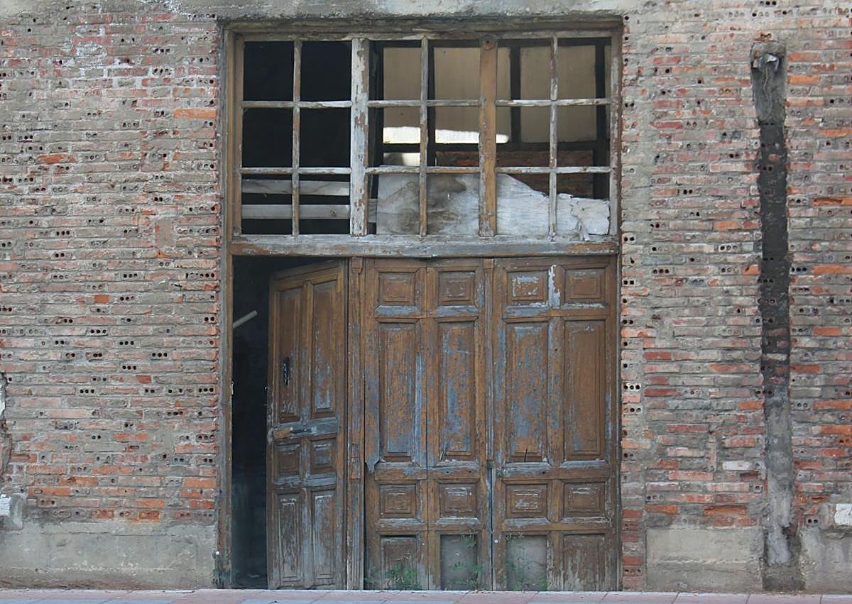 Imagen secundaria 1 - Vistas del estado actual del exterior del edificio de Bodegas Armando en León.