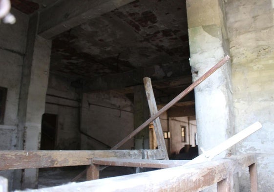 El interior del edificio en el paseo de Salamanca en León donde reside una persona desde, al menos, el mes de mayo.