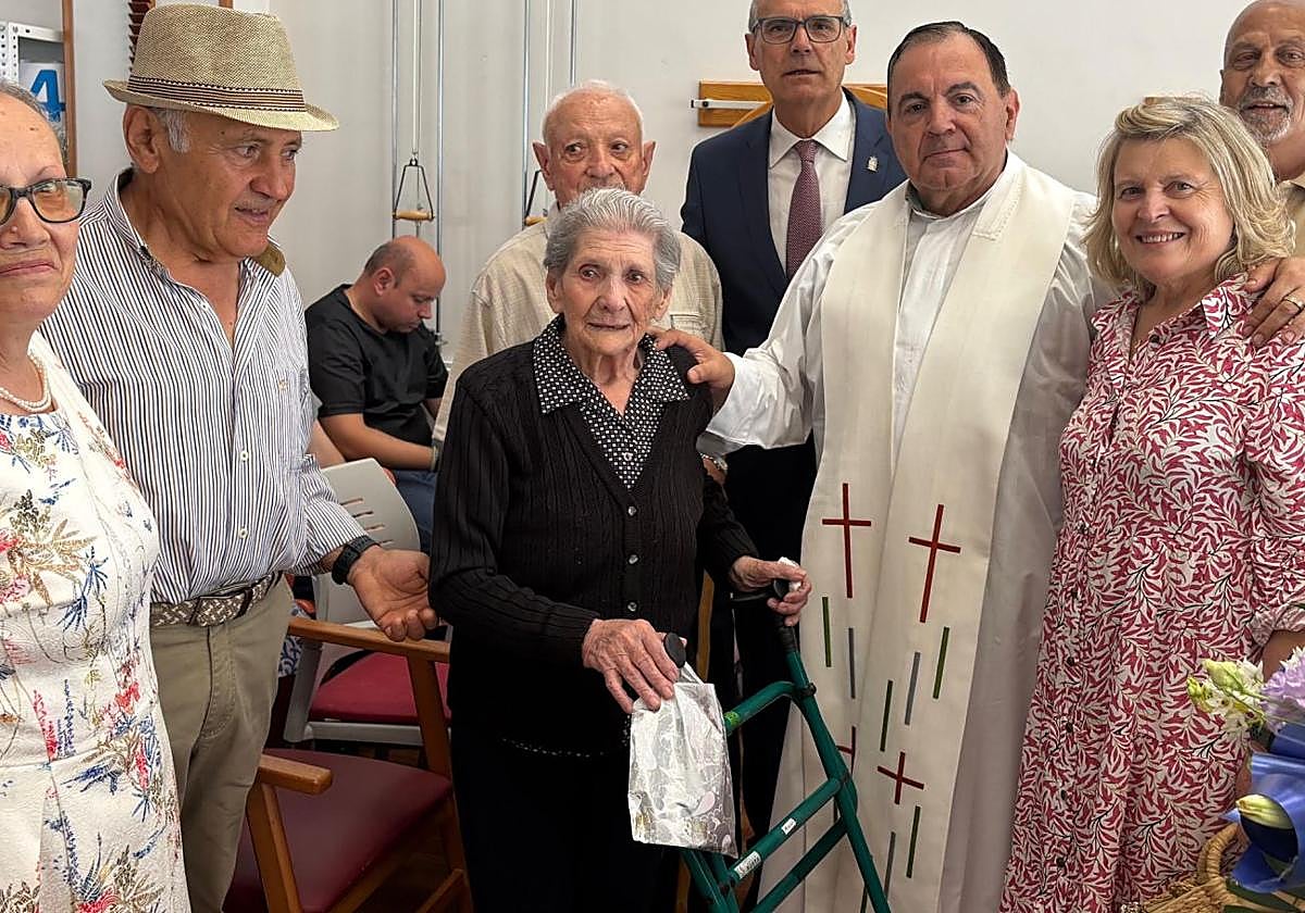 Manuela, durante la misa celebrada por su cumpleaños.