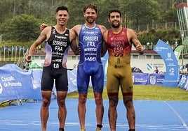 Kevin Viñuela (D) posa junto a los atletas que ocuparon el podio del Campeonato del Mundo de Triatlón Cross de Pontevedra.