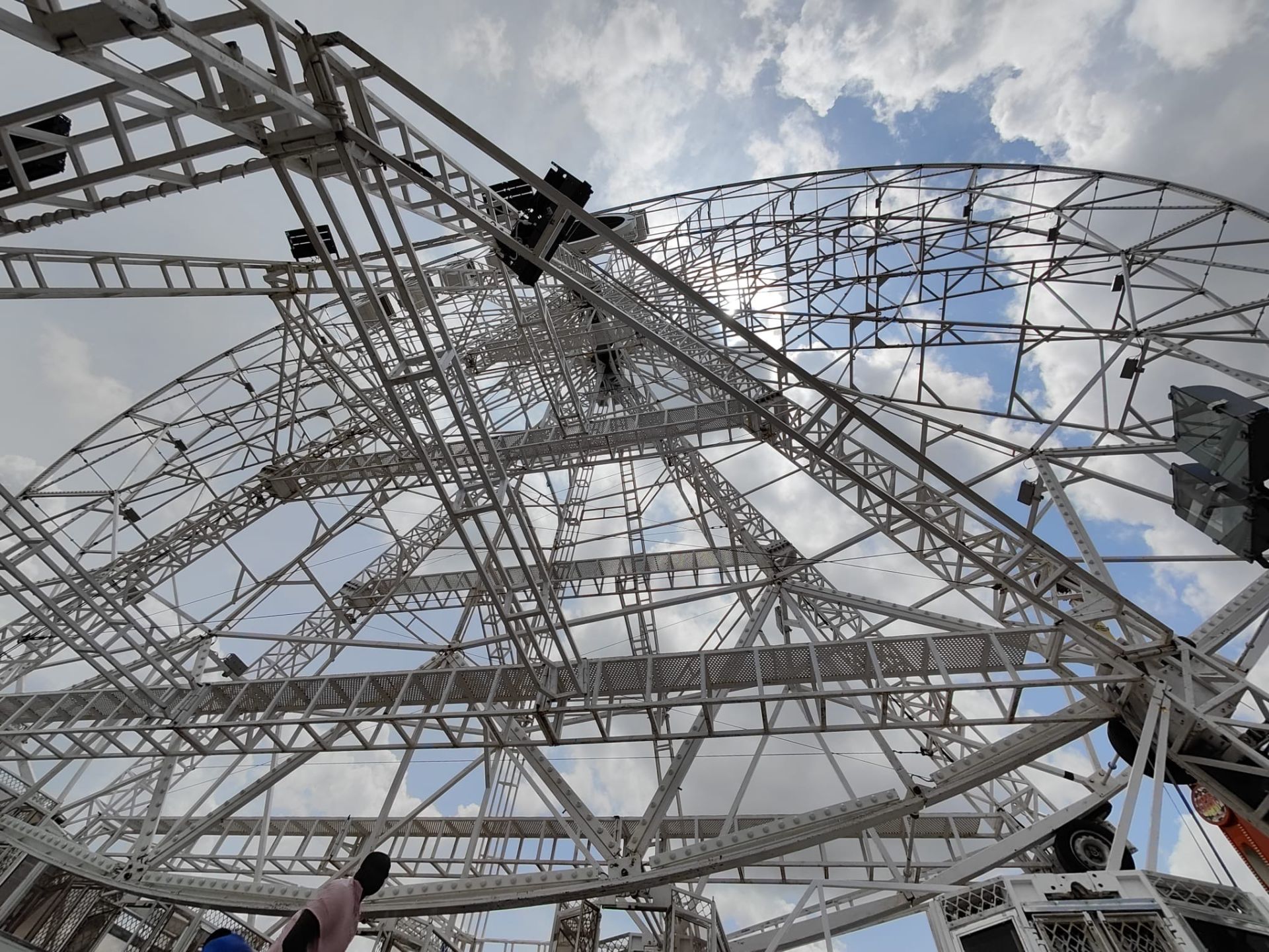 Las imágenes de la noria del Real de la Feria de León, tras la tormenta