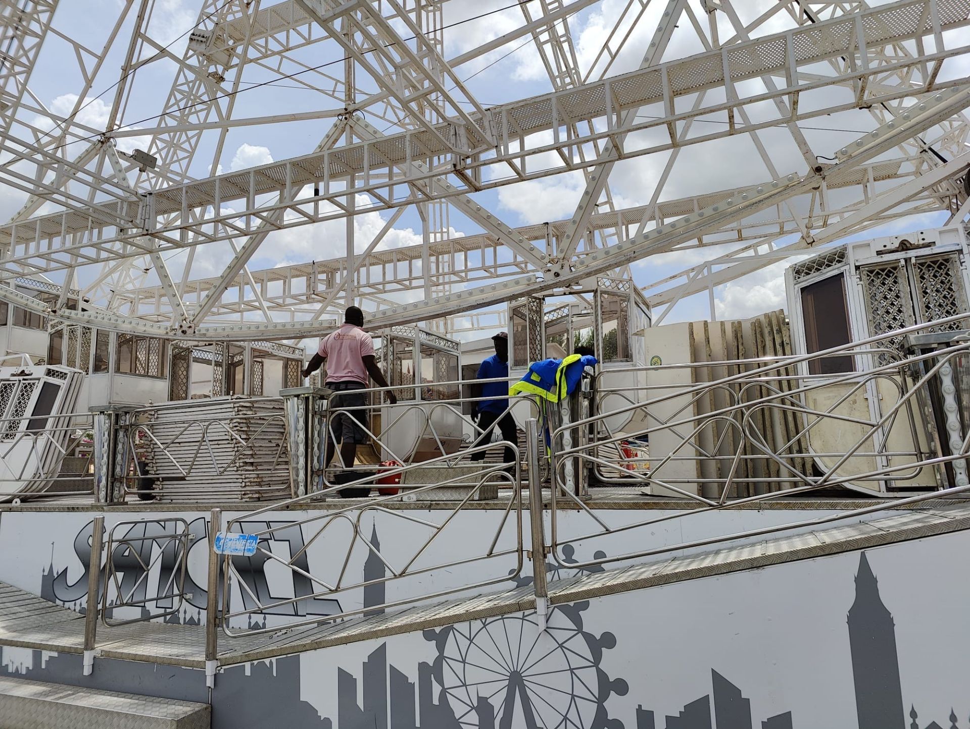 Las imágenes de la noria del Real de la Feria de León, tras la tormenta