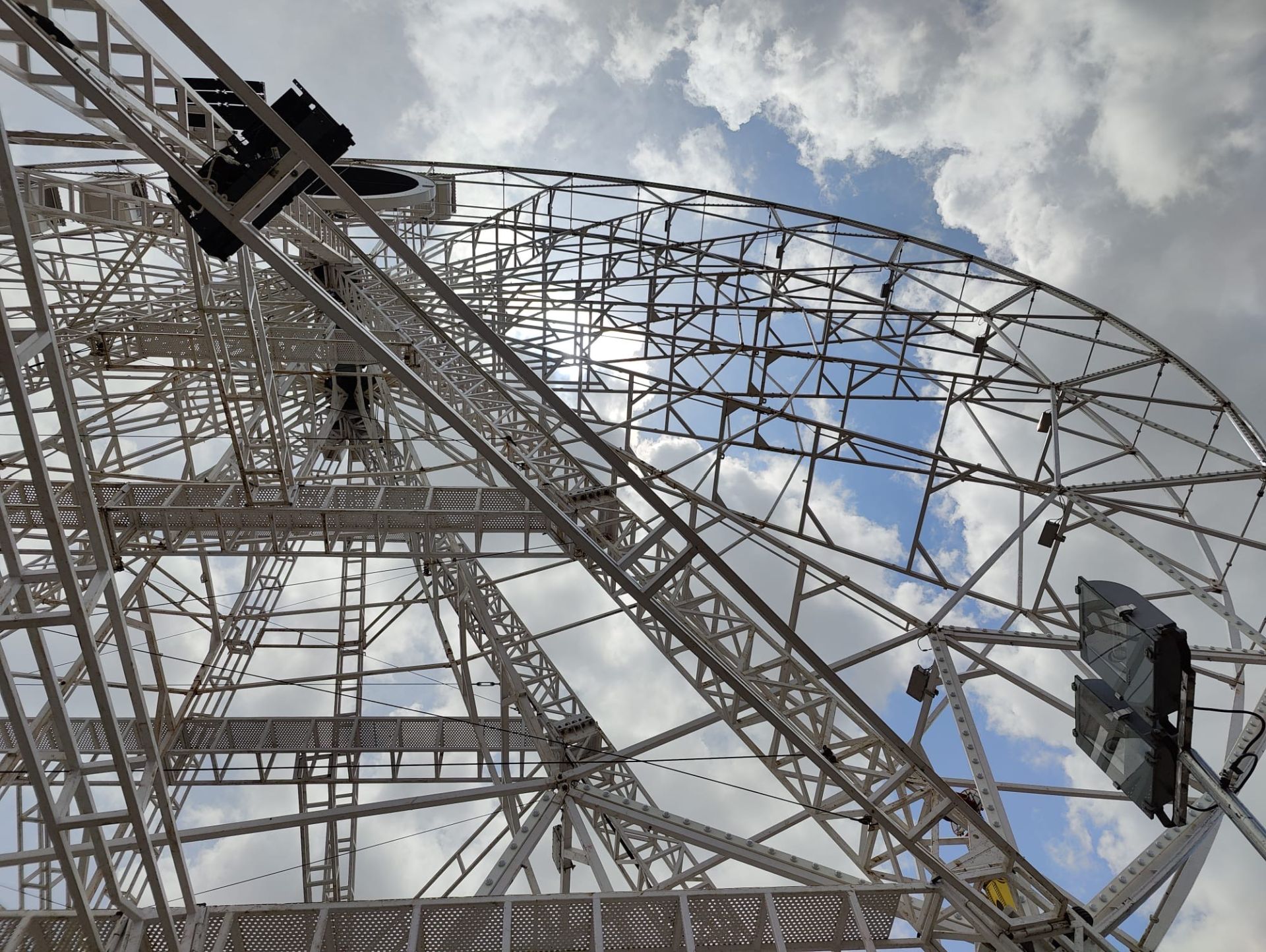 Las imágenes de la noria del Real de la Feria de León, tras la tormenta