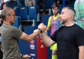 Javi Rey, entrenador de la Deportiva (D).