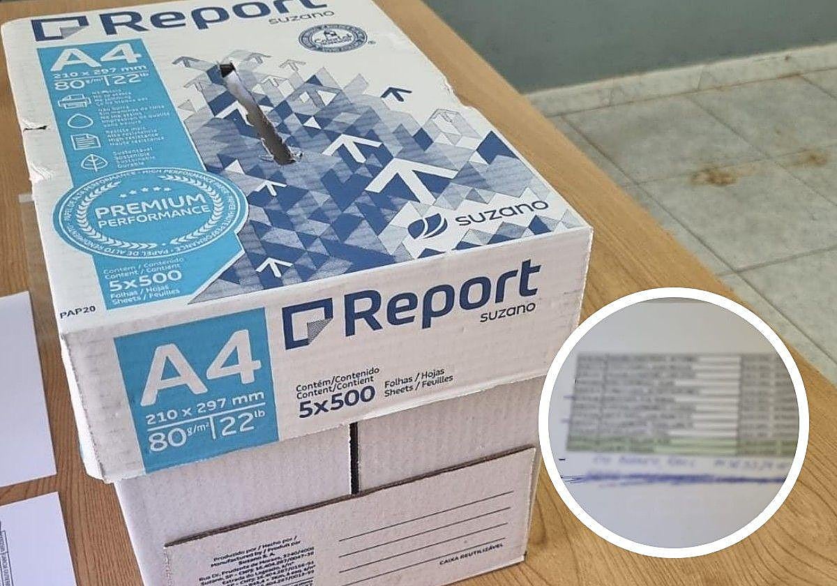 Una caja de cartón opaca como urna y, en pequeño, el censo en parte escrito a boli.