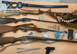 Material incautado en el registro de la vivienda.
