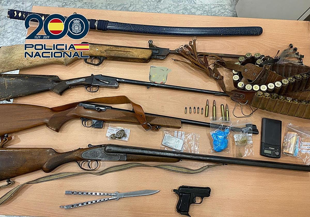 Material incautado en el registro de la vivienda.