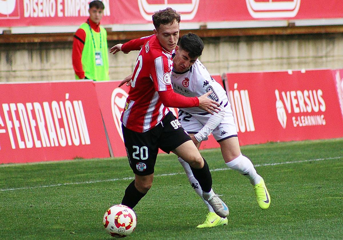Tresaco pelea un balón con Pibe en el partido de esta temporada entre Cultural y Zamora.