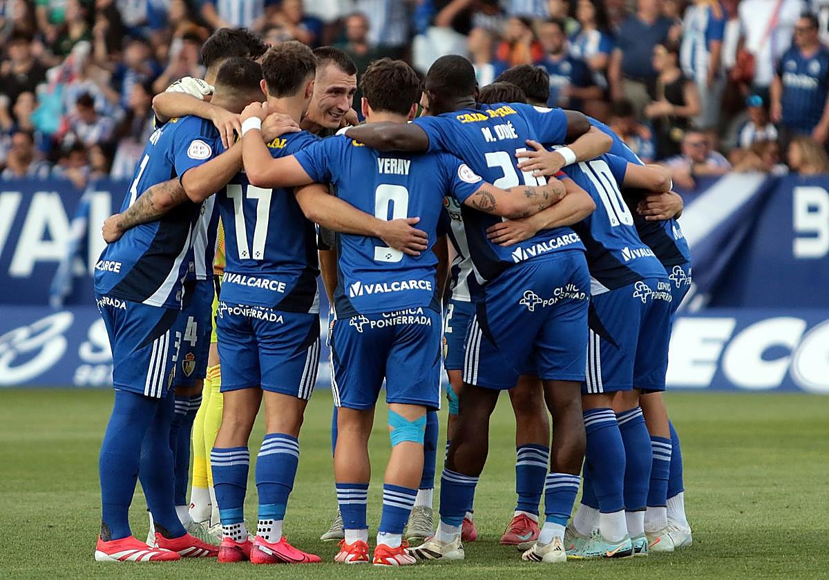 Los jugadores de la Deportiva, en el último partido de la temporada.