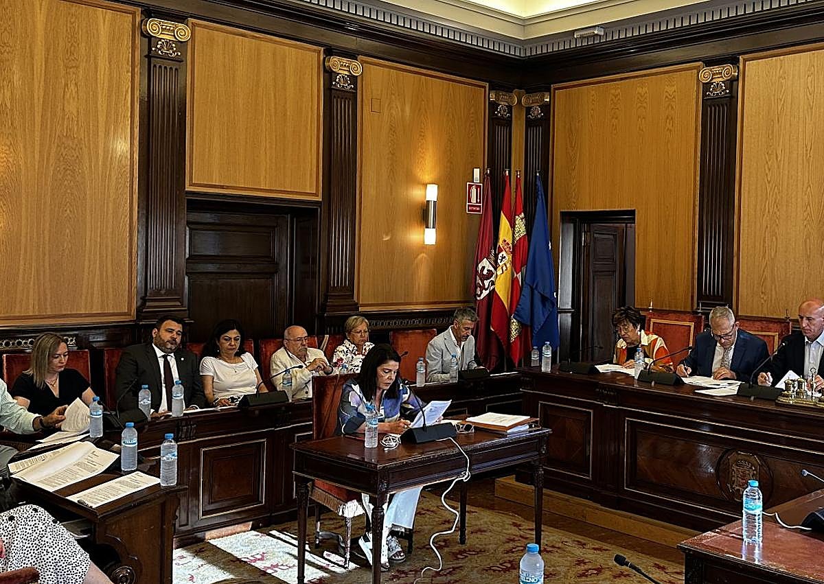 Imagen secundaria 1 - El pleno del Ayuntamiento de León del 27 de junio de 2025.