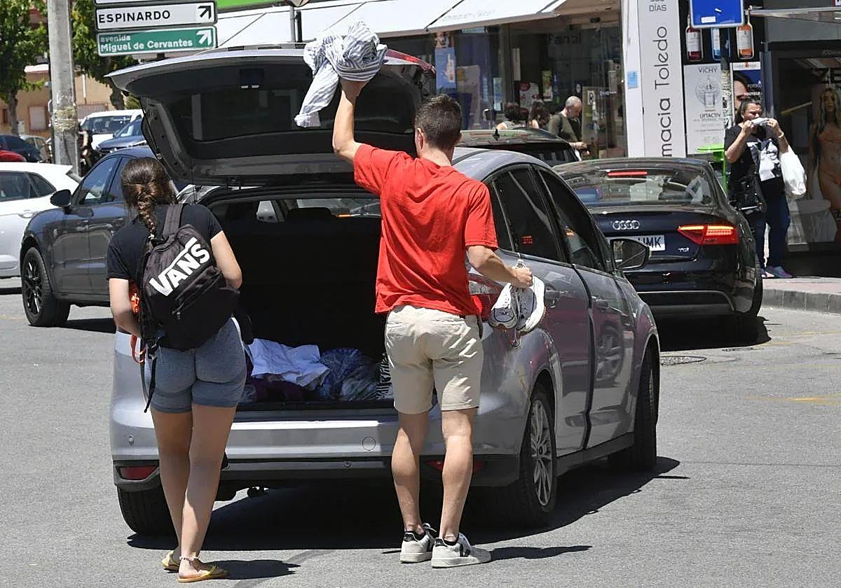 Dos usuarios de una plataforma de coche compartido.