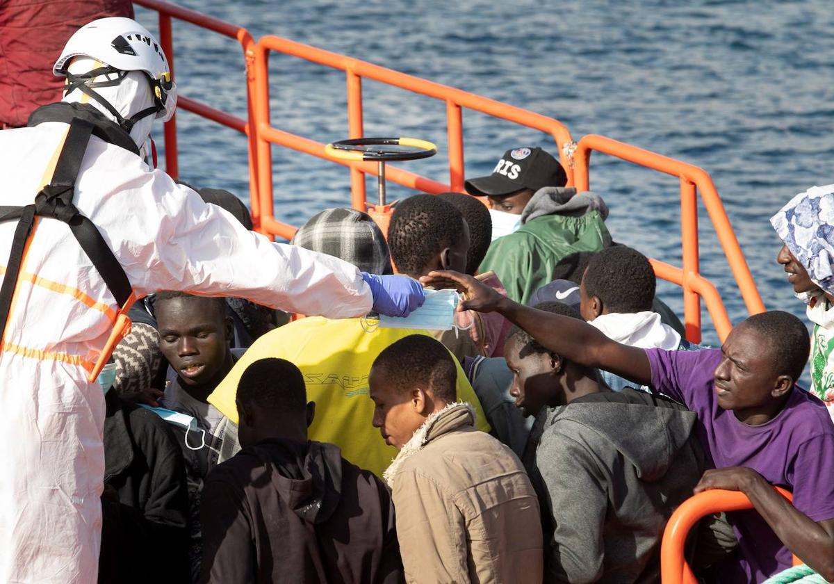 Inmigrantes en una embarcación.