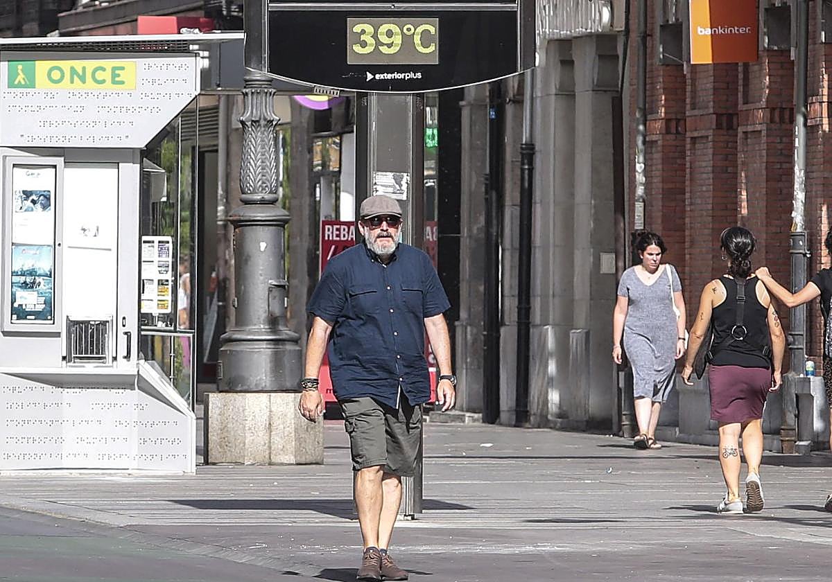 Un ciudadano camina por Ordoño II.