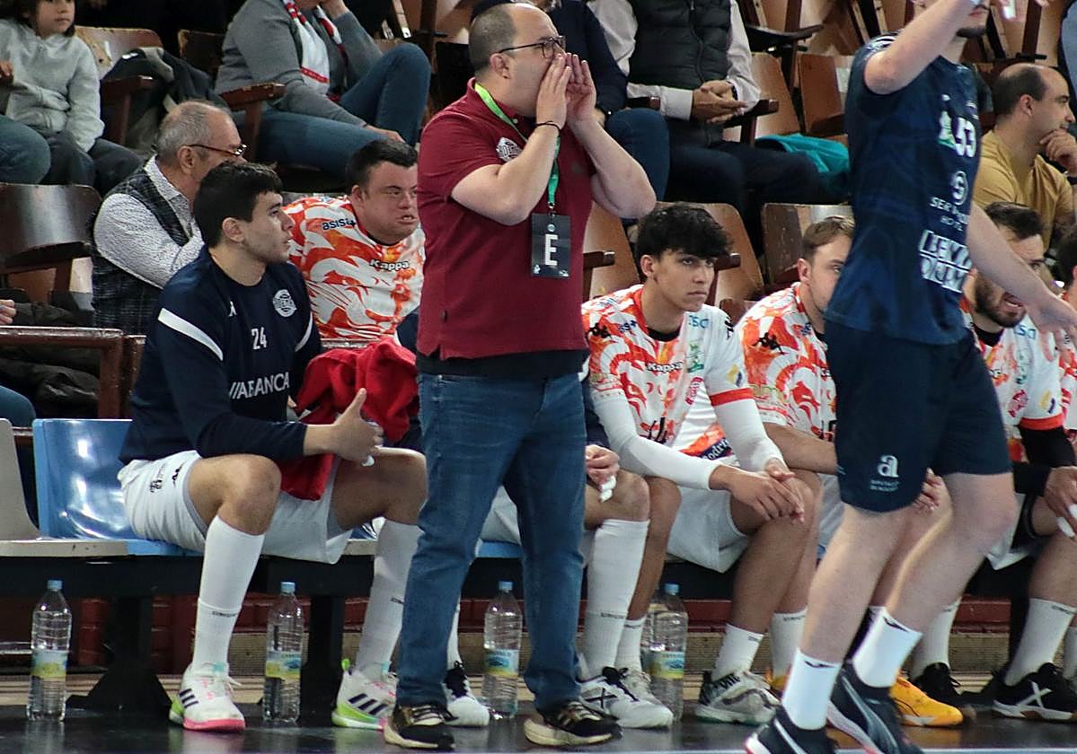 Dani Gordo, en un partido con el Abanca Ademar.