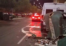 Momento del impacto del vehículo contra los contenedores en Santos Ovejero.