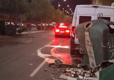 Da positivo por alcohol tras colisionar contra varios contenedores y un vehículo aparcado