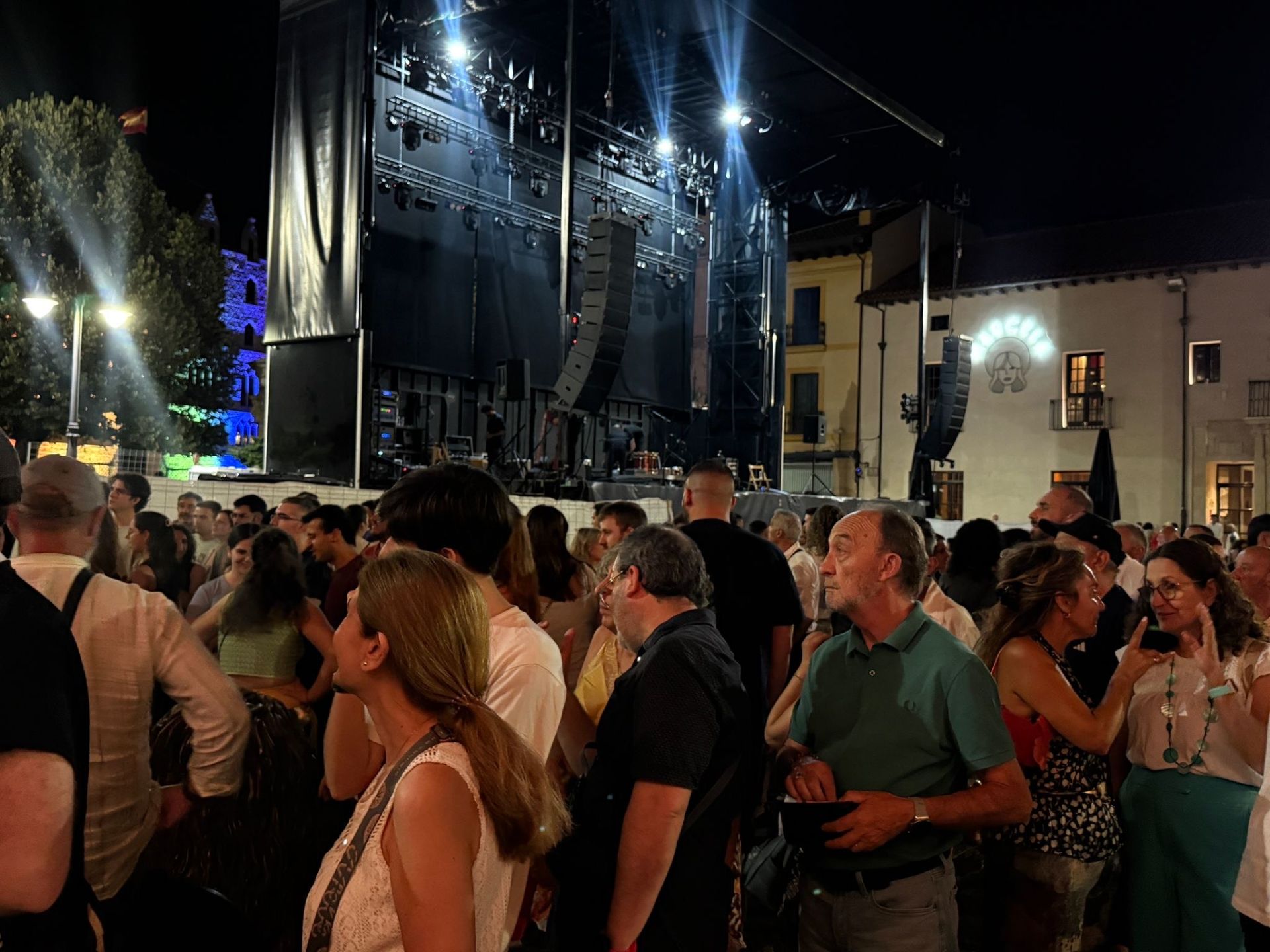 Las imágenes del reparto de sopas de ajo en la noche de San Pedro