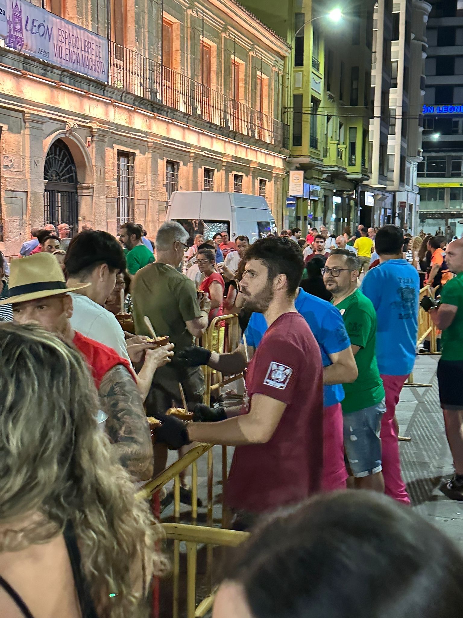 Las imágenes del reparto de sopas de ajo en la noche de San Pedro