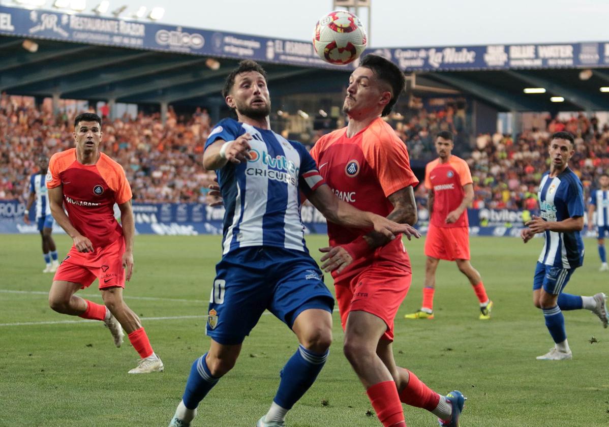 Borja Valle pelea un balón ante el Andorra.