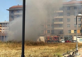 Varias dotaciones de los Bomberos de León trabajan en sofocar las llamas, cercanas a áreas residenciales