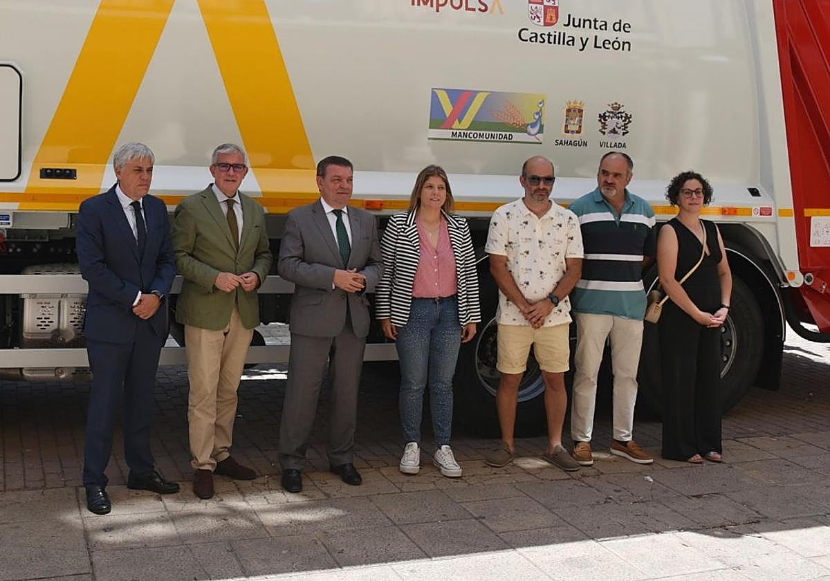 El consejero de la Presidencia, Luis Miguel González Gago, y la mancomunidad interprovincial Sahagún-Villada invierten 240.000 euros en un nuevo camión de recogida de residuos.