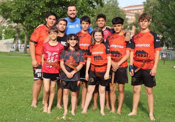 Varios luchadores de categoría de base junto a su entrenador, Abel Cabero.