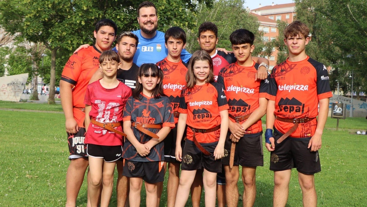 Varios luchadores de categoría de base junto a su entrenador, Abel Cabero.