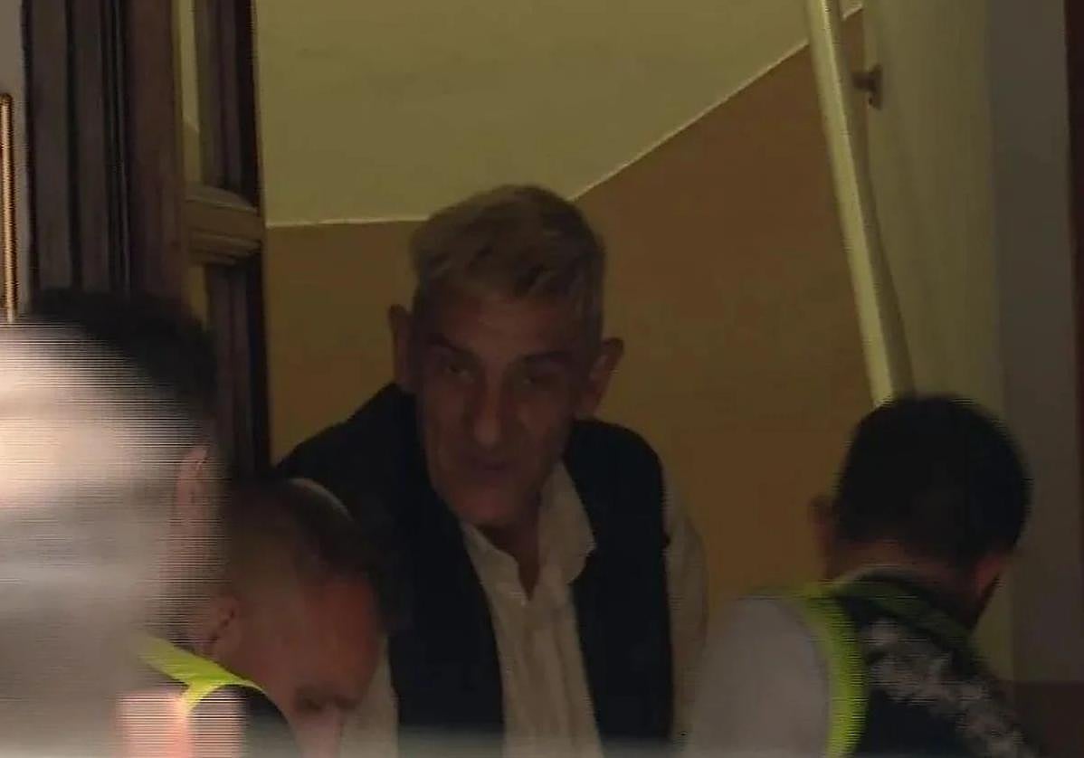 Jesús, 'El Vasco', sale detenido de su piso.