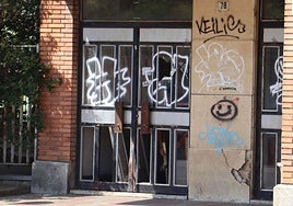 Puerta del antiguo Laboratorio Pecuario de León, ahora okupado.