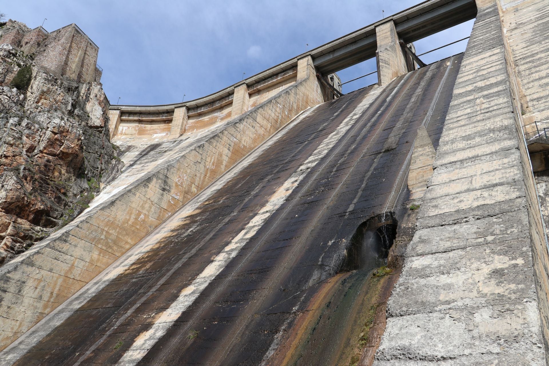 Así es la presa y el embalse leonés de Barrios de Luna