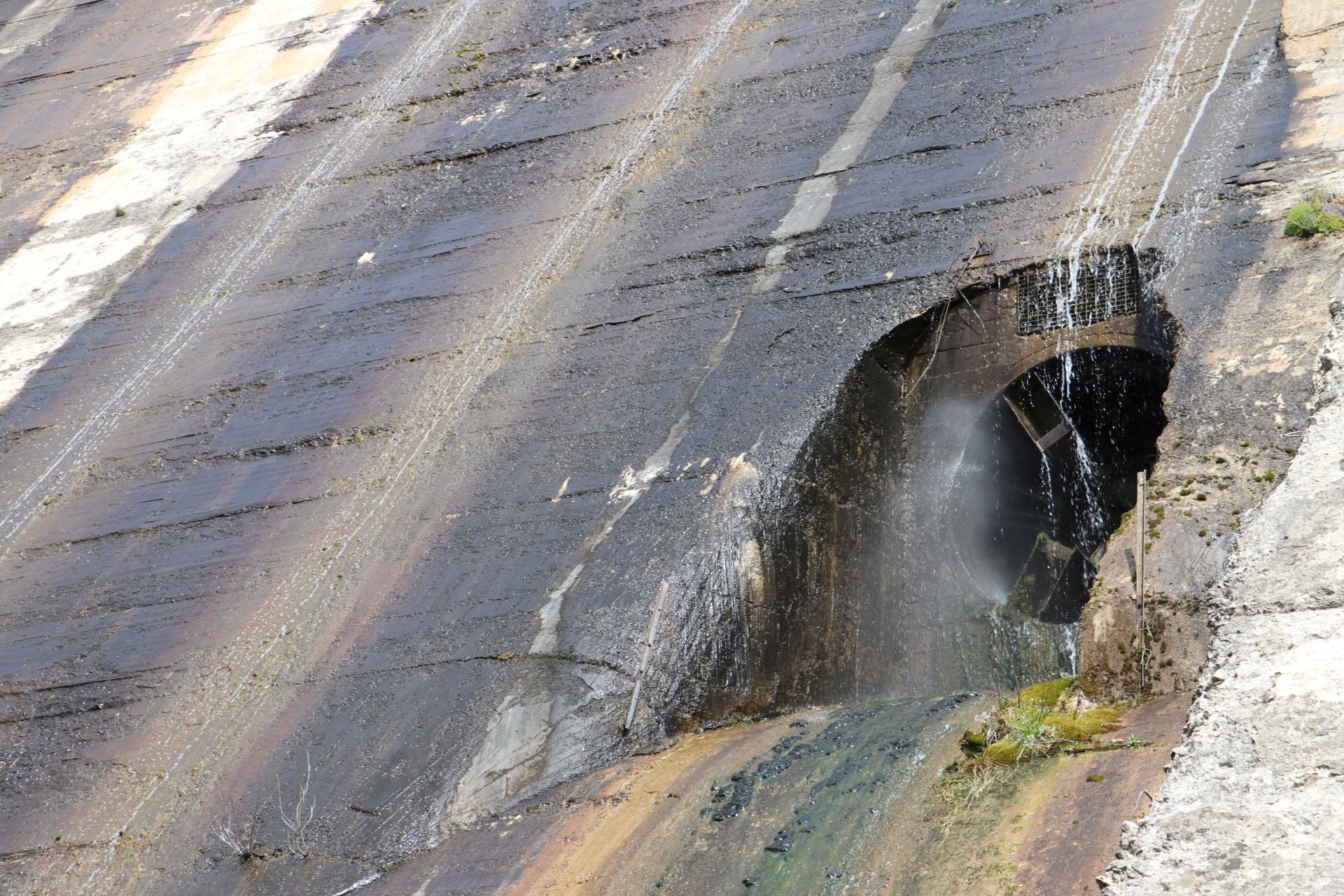 Así es la presa y el embalse leonés de Barrios de Luna