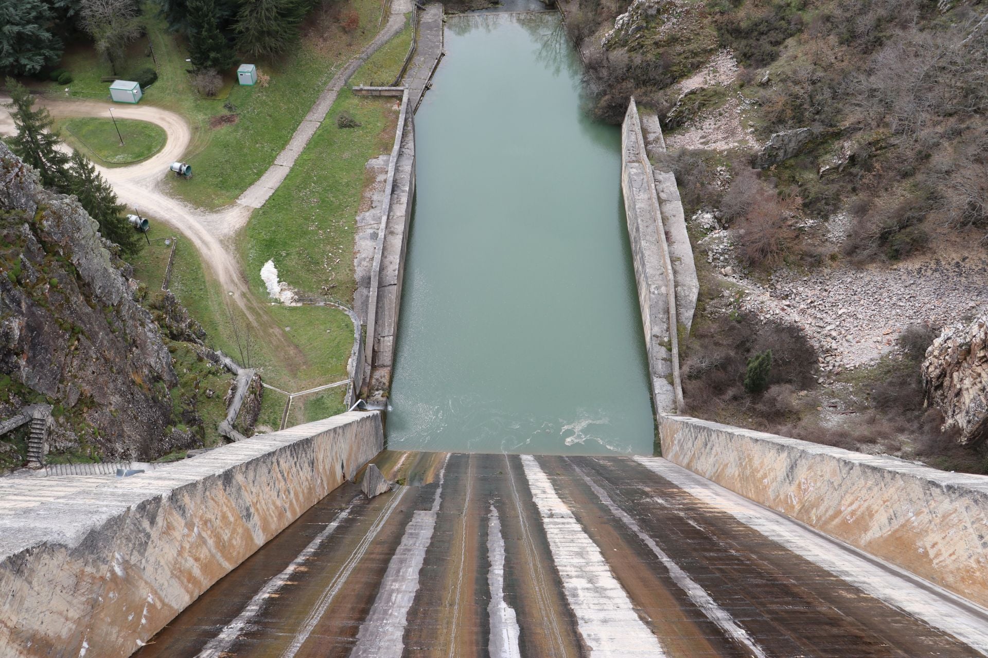 Así es la presa y el embalse leonés de Barrios de Luna