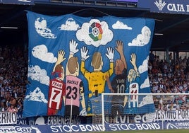 Tifo desplegado en El Toralín durante este partido.