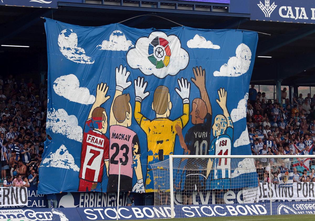 Tifo desplegado en El Toralín durante este partido.