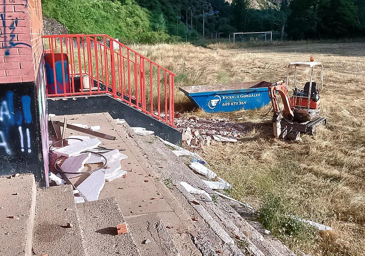 La maquinaria ya trabaja en las antiguas instalaciones de la CD Hullera.