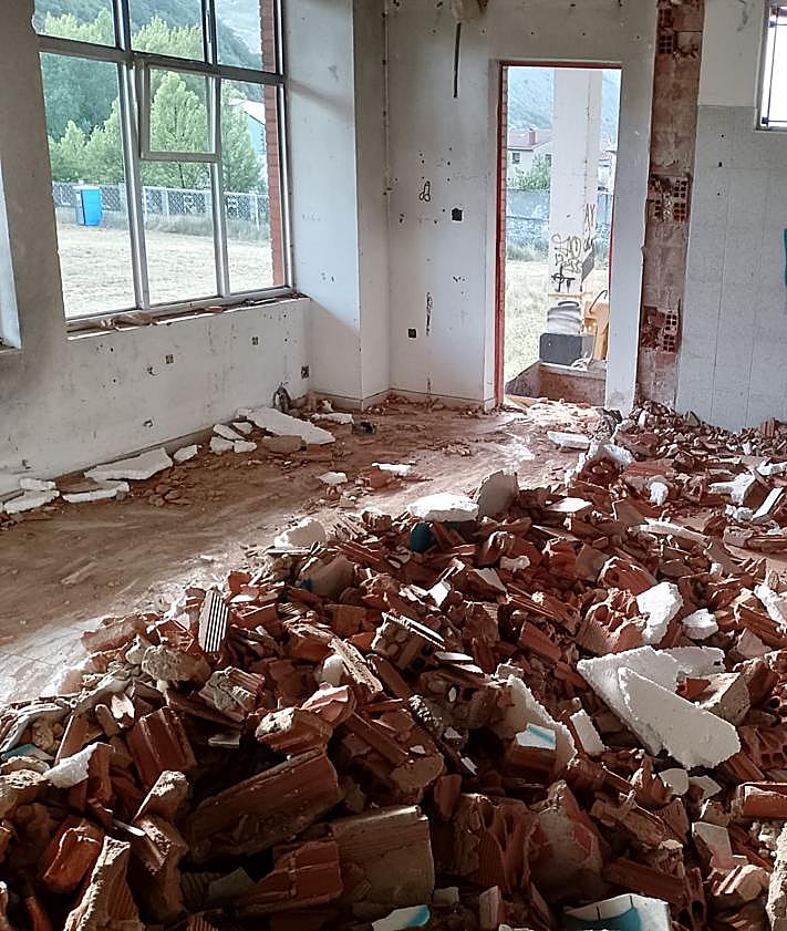 Imagen secundaria 2 - Inicio de las obras en las antiguas instalaciones deportivas del CD Hullera en Ciñera.