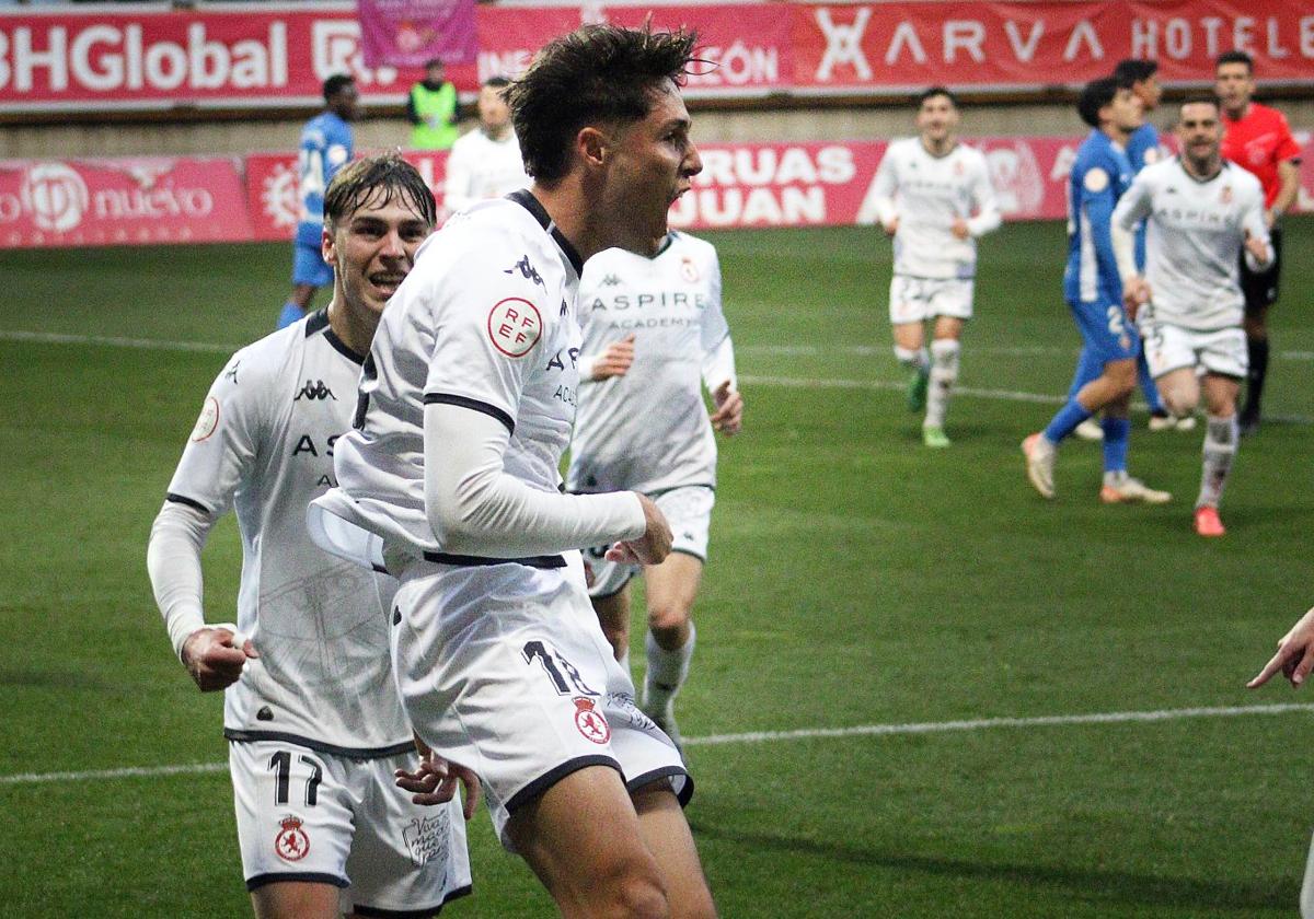 Lanchi celebra un gol con la Cultural.
