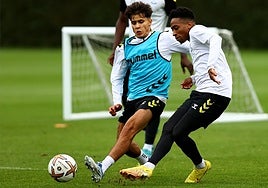 Juan Larios, con el peto azul, en un entrenamiento con el Southampton.