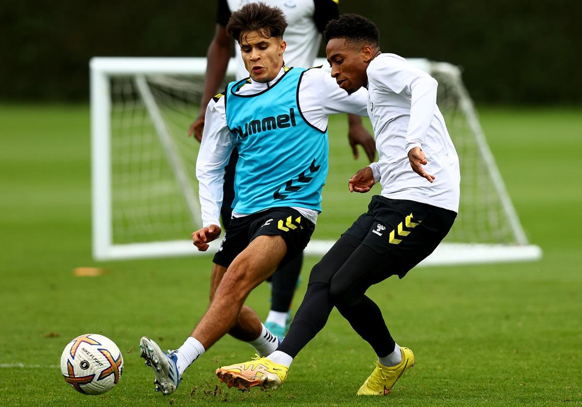 Juan Larios, con el peto azul, en un entrenamiento con el Southampton.