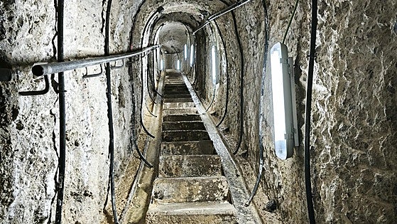 En las tripas del pantano, la 'fábrica de oro blanco' en el muro de Barrios de Luna