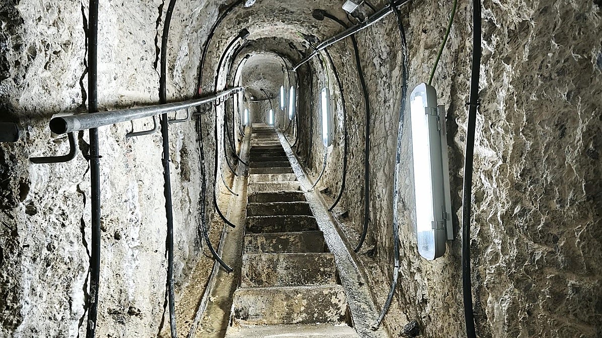 El interior del muro de la presa de Barrios de Luna.