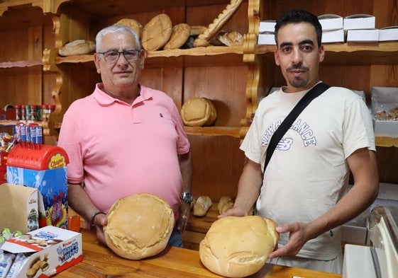 Tomás Ámez y Imad Niya, en la panadería La Nueva.