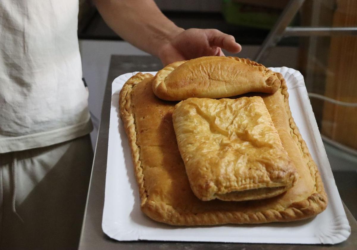 Imagen principal - Desde Marruecos para reabrir la panadería de un pueblo de León: «Nos han enseñado a hacer pastas, rosquillas y magdalenas»